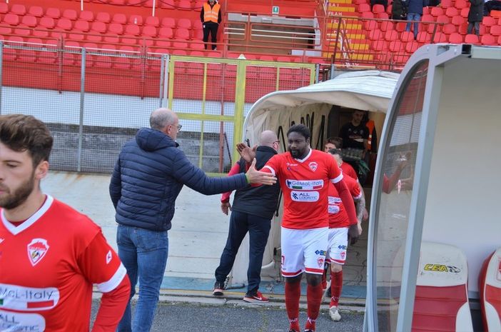 Ezio Rossi incita Giulio Ebagua e la squadra all'ingresso in campo (foto Ezio Macchi)