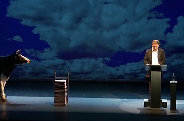 Oggi Michele Serra presenta al Faraggiana 'L'amaca di domani considerazioni in pubblico alla presenza di una mucca'