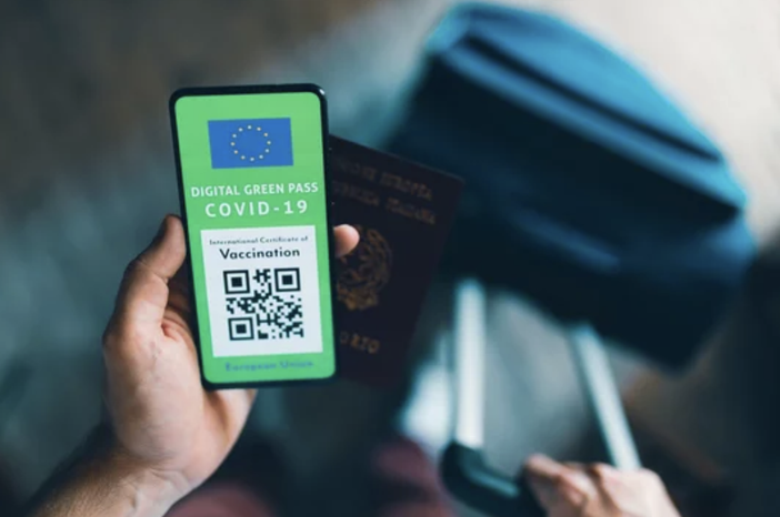 Bozza Decreto Festività: al bancone del bar, in piscina e nei musei solo con super green pass