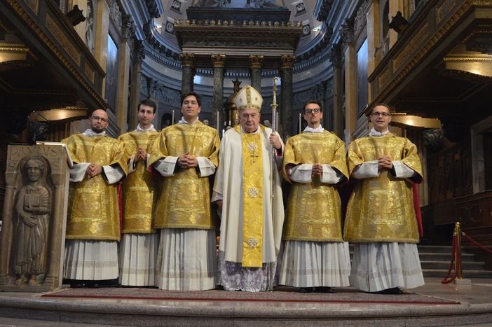 I cinque futuri sacerdoti con il vescovo alla celebrazione delle ordinazioni diaconali, nello scorso ottobre I cinque futuri sacerdoti con il vescovo alla celebrazione delle ordinazioni diaconali, nello scorso ottobre
