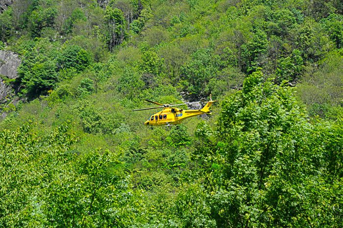 Vede un fungo e scivola nel canalone fermandosi ad un soffio dal baratro