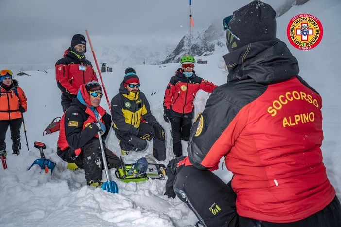 Nuovi defibrillatori Dae per le 51 stazioni del Soccorso Alpino