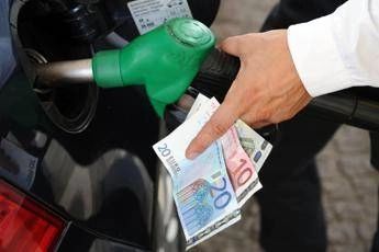 Carburanti, in vigore le nuove accise: come cambiano i prezzi su diesel e benzina Carburanti, in vigore le nuove accise: come cambiano i prezzi su diesel e benzina