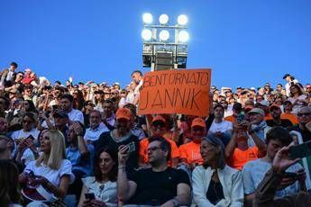 Sinner, "Si na' pret" e Kyrgios in lacrime: cori e cartelloni al Foro Italico Sinner, "Si na' pret" e Kyrgios in lacrime: cori e cartelloni al Foro Italico