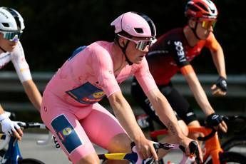 Giro d'Italia, a Pedersen anche la quinta tappa. Terza vittoria per la maglia rosa