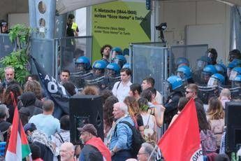 Pro Pal tentano di entrare al Salone del Libro di Torino, tensioni con polizia Pro Pal tentano di entrare al Salone del Libro di Torino, tensioni con polizia