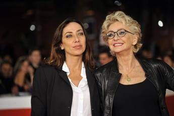 Un mese senza Enrica Bonaccorti, il gesto di Renato Zero al concerto: l'abbraccio con Verdiana Un mese senza Enrica Bonaccorti, il gesto di Renato Zero al concerto: l'abbraccio con Verdiana