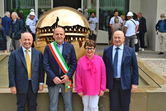Nell'immagine: inaugurazione della scultura di Arnaldo Pomodoro all'ingresso della sede di Suno (da sin. Alberto Nobili CEO, Riccardo Giuliani sindaco di Suno, Arch. Maria Grazia Nobili, Pierluigi Nobili) Ph A. Lercara