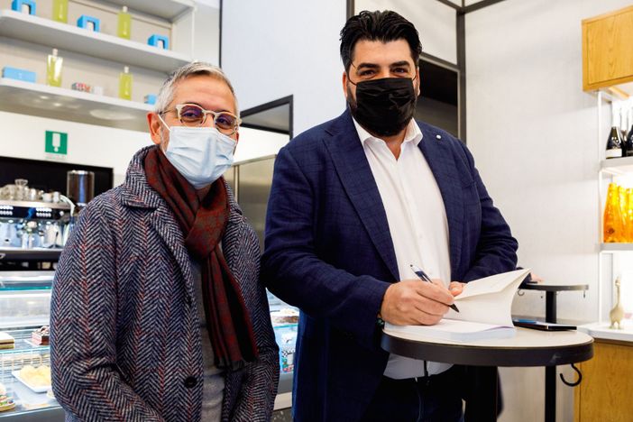 Grande successo per il firmacopie   del nuovo libro di Antonino Cannavacciuolo  a Vicolungo The Style Outlets