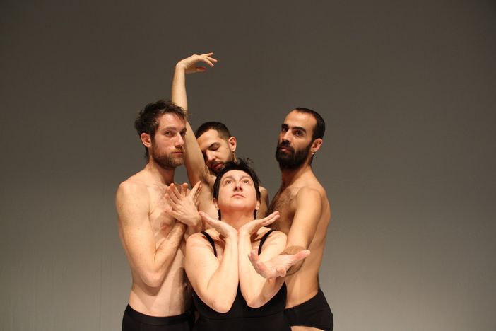 “Graces” di Silvia Gribaudi incanta il Teatro Faraggiana: un elogio dell’imperfezione