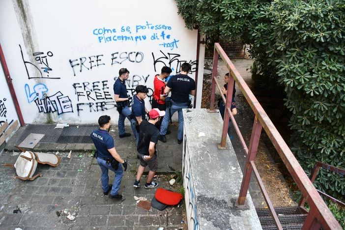 Sgombero all'Albergo Italia di Novara: identificate 14 persone, una espulsa
