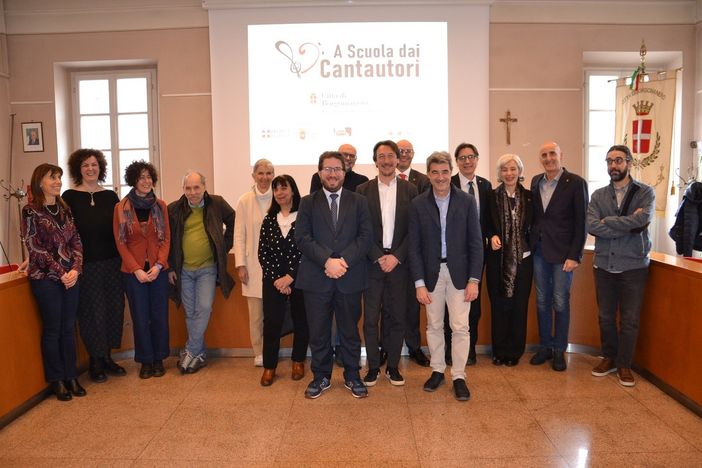 Novara: presentato il progetto 'A scuola dai cantautori' con oltre 600 studenti coinvolti Novara: presentato il progetto 'A scuola dai cantautori' con oltre 600 studenti coinvolti