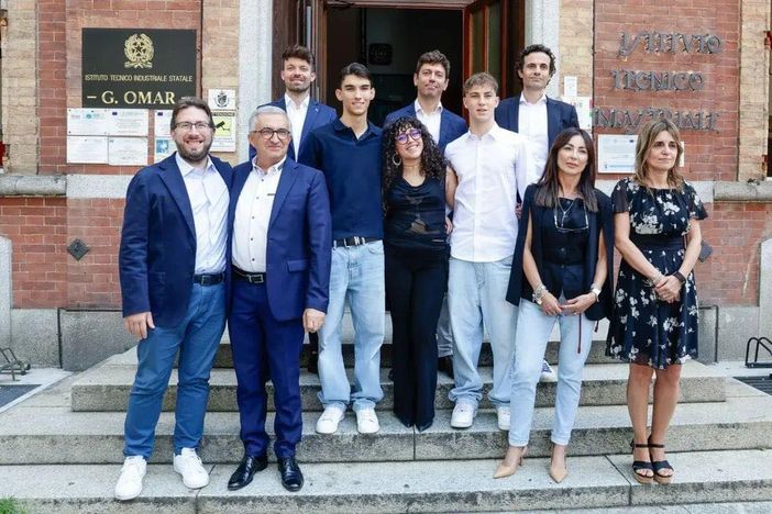 Tre studenti dell’ITI Omar premiati all’Expo di Osaka con oro e bronzo per un progetto innovativo Tre studenti dell’ITI Omar premiati all’Expo di Osaka con oro e bronzo per un progetto innovativo