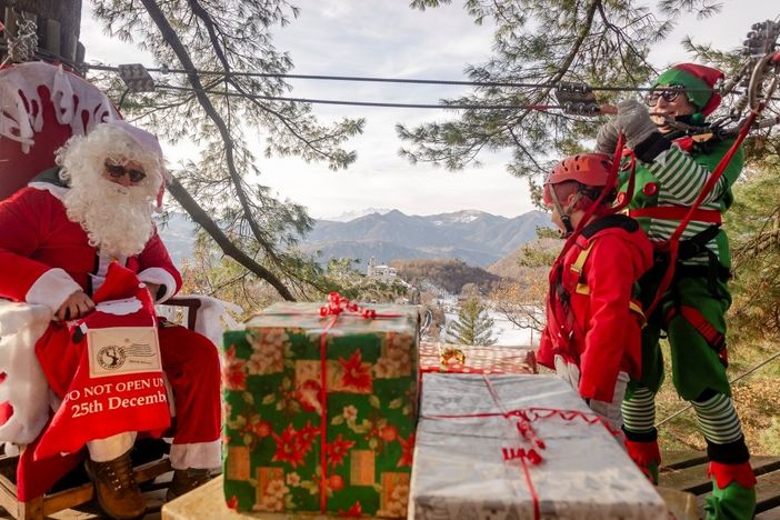 La magia del Natale tra gli alberi: Babbo Natale torna all’Adventure Park Le Pigne