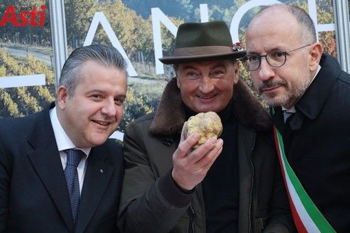 Un tartufo di 390 grammi e un piatto da 1691, i vincitori della Fiera del Tartufo di Asti. Continua 'I gioielli del territorio' (Fotogallery) Un tartufo di 390 grammi e un piatto da 1691, i vincitori della Fiera del Tartufo di Asti. Continua 'I gioielli del territorio' (Fotogallery)