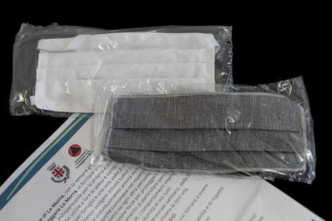 Mascherine "di comunità": il Piemonte punta a una produzione di 10 milioni di pezzi al mese Mascherine "di comunità": il Piemonte punta a una produzione di 10 milioni di pezzi al mese