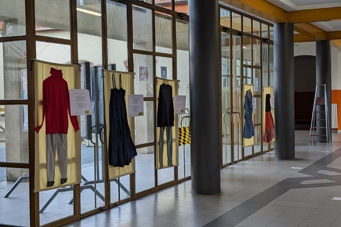 Amnesty International porta la mostra "Com'eri vestita" nelle scuole superiori di Novara" Amnesty International porta la mostra "Com'eri vestita" nelle scuole superiori di Novara"