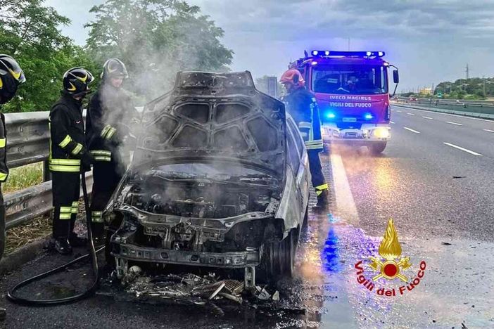 Cronaca nord-ovest: auto in fiamme vicino al casello di Carisio