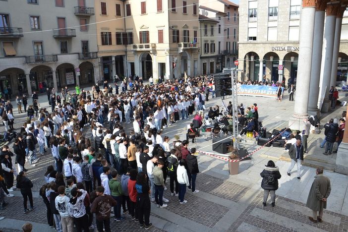 A Borgomanero flash mob per la pace A Borgomanero flash mob per la pace