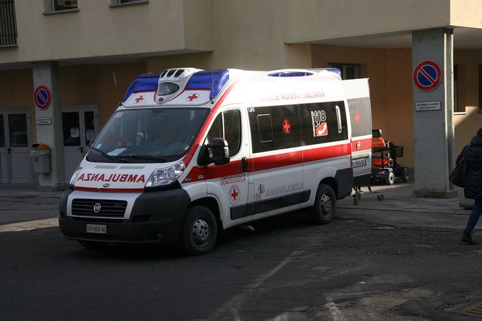 Auto si ribalta sul marciapiede a Novara, due feriti Auto si ribalta sul marciapiede a Novara, due feriti