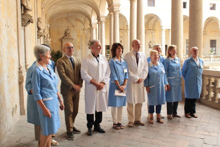 L’Associazione Volontari Ospedalieri di Novara dona di dieci carrozzine al pronto soccorso e due poltrone per le terapie destinate alla Struttura complessa di Ematologia