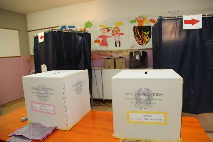 Elezioni: l'affluenza alle 12 Elezioni: l'affluenza alle 12