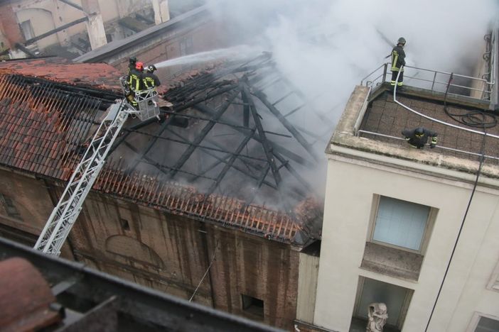 Notizie dal Piemonte. A fuoco la Cavallerizza, Appendino sul posto: “Incendio domato, grazie ai vigili del fuoco” [VIDEO]