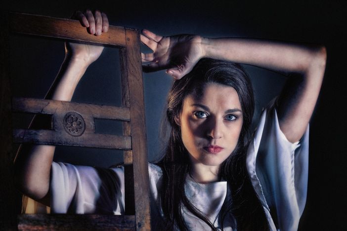 Riflessi d'anima al teatro degli scalpellini: la donna allo specchio