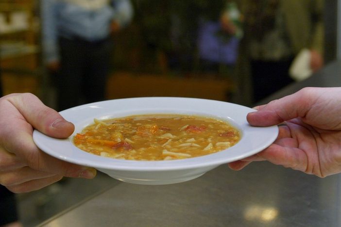 A Trecate ripresa la distribuzione di pasti “caldi” alle persone in difficoltà alimentare