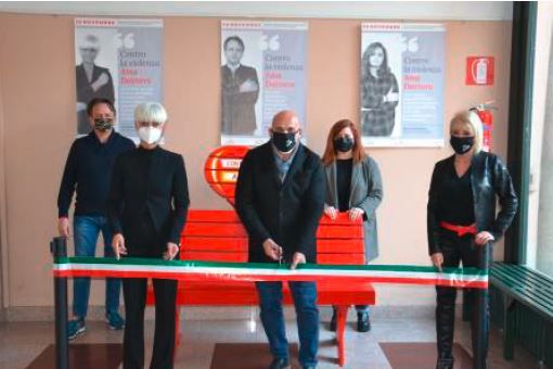 Inaugurata a Borgomanero la Panchina Rossa contro la violenza di genere