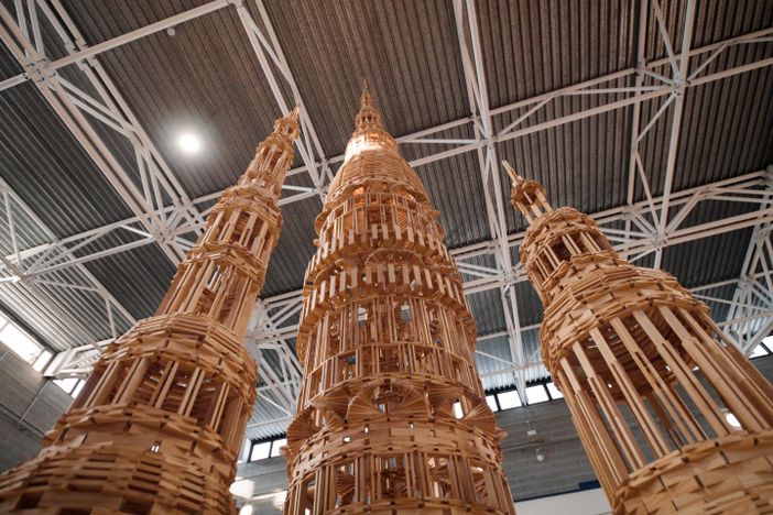 Una "cattedrale di legno" alla scuola Don G. Rossi: l’arte di Raffaele Salvoldi incanta Varallo Pombia Una "cattedrale di legno" alla scuola Don G. Rossi: l’arte di Raffaele Salvoldi incanta Varallo Pombia