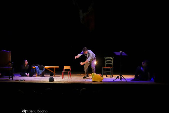 “Il sindaco pescatore”: in scena con Ettore Bassi anche gli alunni dell’istituto comprensivo “Behar”. FOTO “Il sindaco pescatore”: in scena con Ettore Bassi anche gli alunni dell’istituto comprensivo “Behar”. FOTO