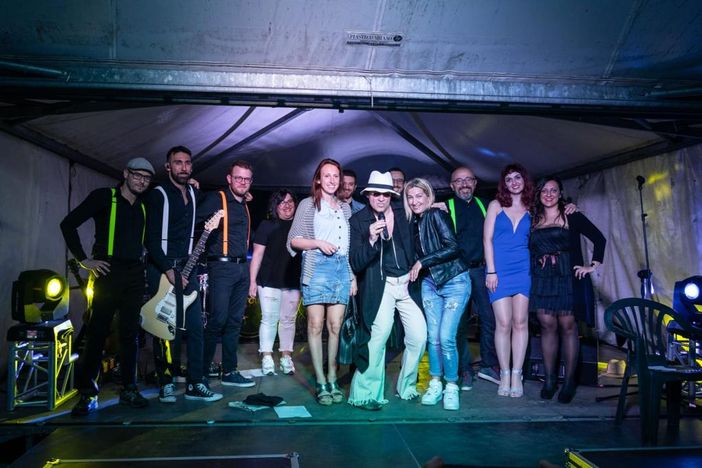 Tanta gente a Trecate per il tributo a Celentano