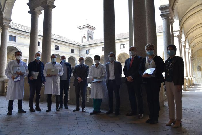 Donati alla pediatria dell'Ospedale Maggiore 17 tablet e 17 pc portatili