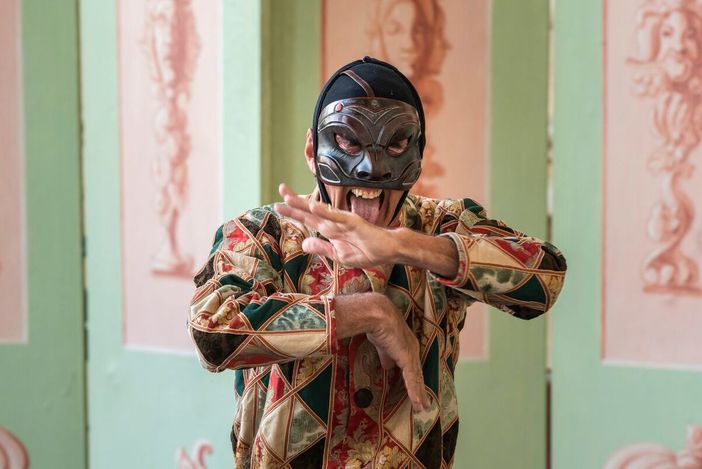 "Arlecchino svelato": il maestro della commedia in scena a San Maurizio d'Opaglio