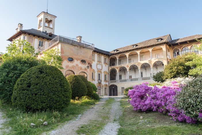 “Riflessi Multiculturali sul Lago”: l’arte come ponte di pace a Villa Nigra “Riflessi Multiculturali sul Lago”: l’arte come ponte di pace a Villa Nigra