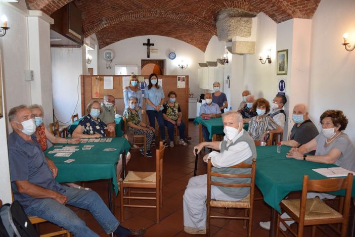 Ci si ritrova al centro anziani di Gozzano