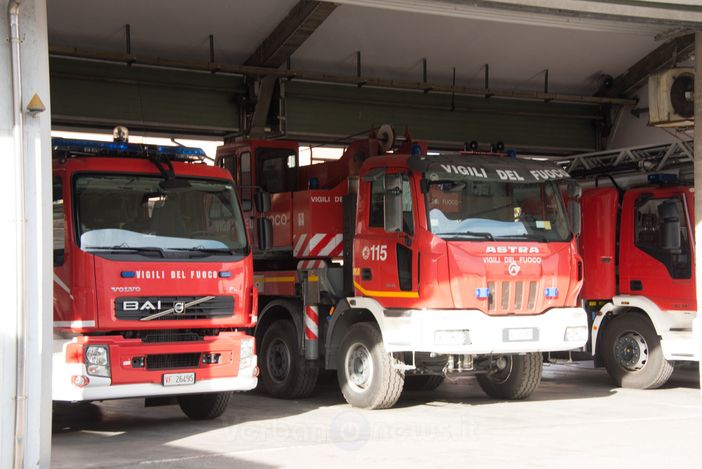 Fiamme in un deposito a Novara, una persona ferita gravemente
