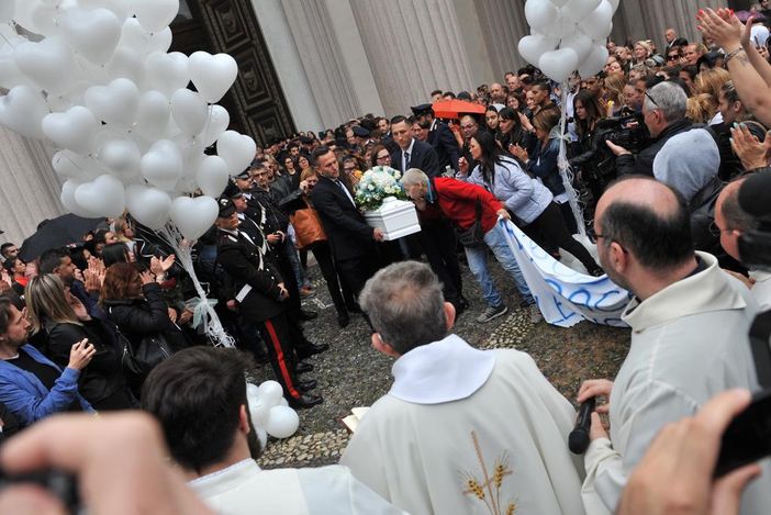 A Novara lo straziante addio al piccolo Leonardo