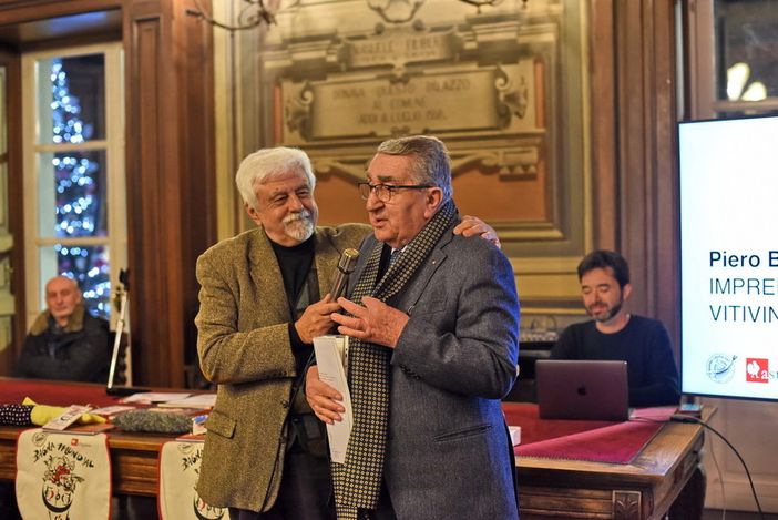 Concluso il Bagna Cauda Day 2022 con il premio &quot;Testa d'Aj&quot;. Un'edizione con oltre 20mila bagnacaudisti