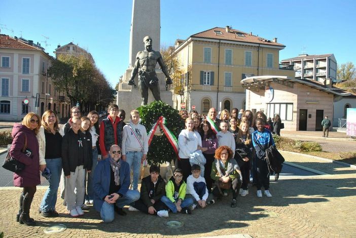 Gli studenti celebrano il 4 Novembre: una giornata di memoria, pace e gratitudine Gli studenti celebrano il 4 Novembre: una giornata di memoria, pace e gratitudine