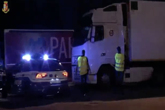 Sgominata la "banda dei Tir": 10 persone arrestate e 6 denunciate Sgominata la "banda dei Tir": 10 persone arrestate e 6 denunciate