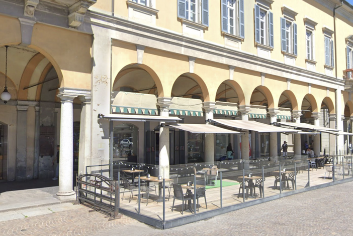 Novara, chiude lo storico Bar Borsa in piazza Martiri