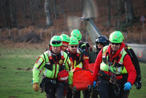Dolore alla caviglia mentre cammina verso il Rifugio Coda, Soccorso Alpino in aiuto di un’anziana Dolore alla caviglia mentre cammina verso il Rifugio Coda, Soccorso Alpino in aiuto di un’anziana
