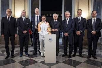 Milano Cortina 2026, la fiamma olimpica è arrivata in Italia ed è stata consegnata a Mattarella