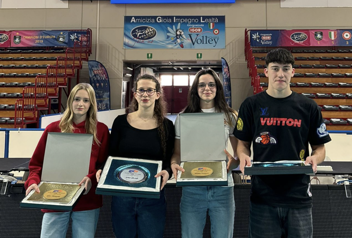 Riccardo rigazio (nuoto) e Sara Valenti (sincro) atleti dell'anno 2023 della Libertas Nuoto Novara