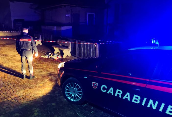 Un sessantenne accoltellato dal figlio sotto casa, è ricoverato in gravi condizioni al San Biagio Un sessantenne accoltellato dal figlio sotto casa, è ricoverato in gravi condizioni al San Biagio