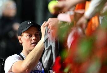 Sinner, la giornata al Foro tra spot e autografi ai bambini Sinner, la giornata al Foro tra spot e autografi ai bambini