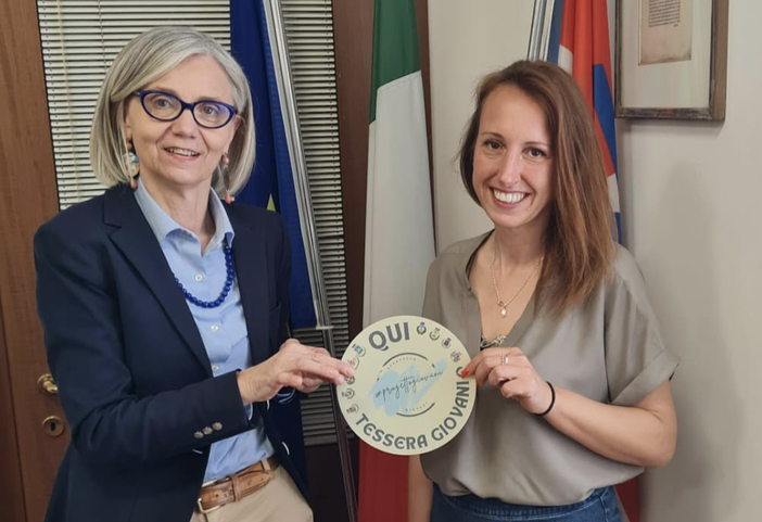 Distribuzione della vetrofania per la "Tessera giovani"