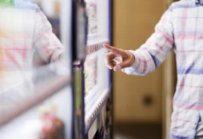 Dei distributori automatici non si butta nulla: anche le "macchinette" aiutano il Banco Alimentare